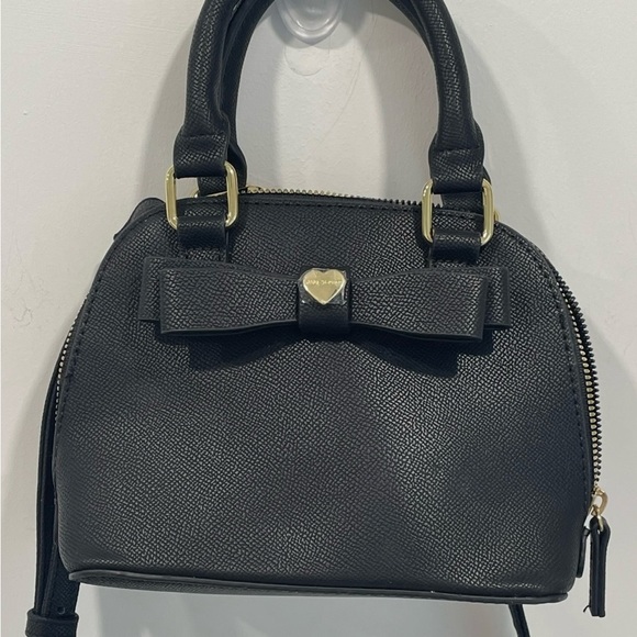 Betsy Johnson Black Crossbody
Floral Pattern Lining
Adorable purse
New No Tags - Picture 4 of 13